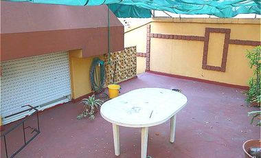 Pergamino 100  Casa de 4 ambientes con dependencia y garage  Flores
