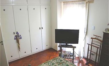 Pergamino 100  Casa de 4 ambientes con dependencia y garage  Flores