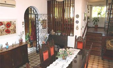 Pergamino 100  Casa de 4 ambientes con dependencia y garage  Flores