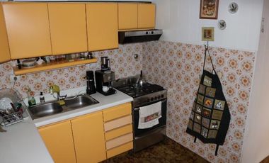 Pergamino 100  Casa de 4 ambientes con dependencia y garage  Flores