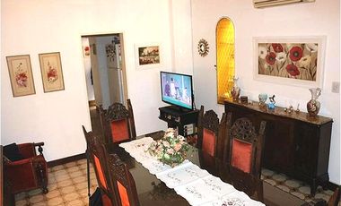 Pergamino 100  Casa de 4 ambientes con dependencia y garage  Flores