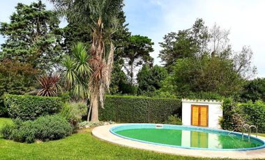 Casa en alquiler - 5 Dormitorios 4 Baños - 1.400mts2 - Bosques, Florencio Varela