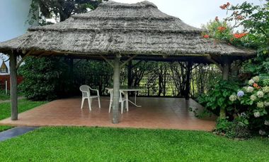 Casa en alquiler - 5 Dormitorios 4 Baños - 1.400mts2 - Bosques, Florencio Varela