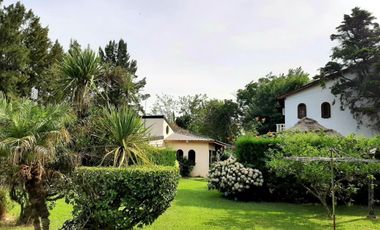 Casa en alquiler - 5 Dormitorios 4 Baños - 1.400mts2 - Bosques, Florencio Varela