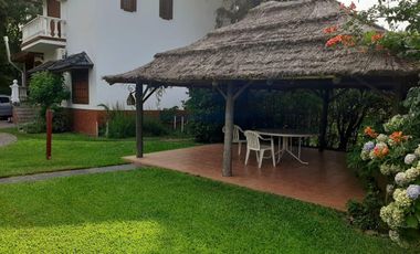 Casa en alquiler - 5 Dormitorios 4 Baños - 1.400mts2 - Bosques, Florencio Varela