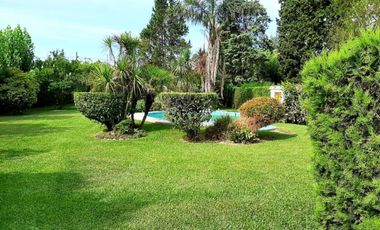 Casa en alquiler - 5 Dormitorios 4 Baños - 1.400mts2 - Bosques, Florencio Varela