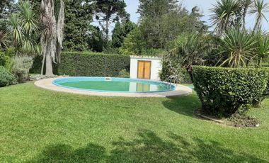 Casa en alquiler - 5 Dormitorios 4 Baños - 1.400mts2 - Bosques, Florencio Varela