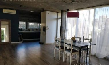 Venta - Casa en Barrio Privado Santa Guadalupe / Pilar del Este
