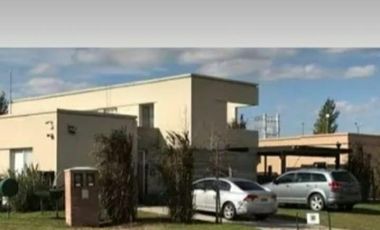Venta - Casa en Barrio Privado Santa Guadalupe / Pilar del Este