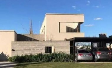 Venta - Casa en Barrio Privado Santa Guadalupe / Pilar del Este