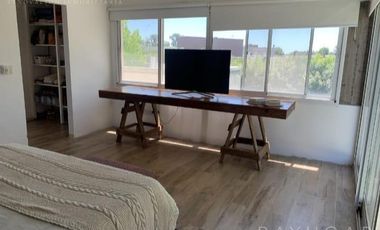 Venta - Casa en Barrio Privado Santa Guadalupe / Pilar del Este