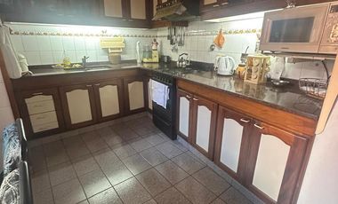 Casa con garage sobre Avenida en venta!!!