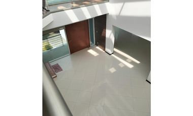 EXCLUSIVA RESIDENCIA EN PRADO LARGO, CON BUENOS ACABADOS