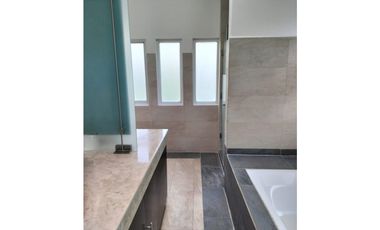 EXCLUSIVA RESIDENCIA EN PRADO LARGO, CON BUENOS ACABADOS