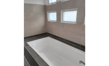 EXCLUSIVA RESIDENCIA EN PRADO LARGO, CON BUENOS ACABADOS