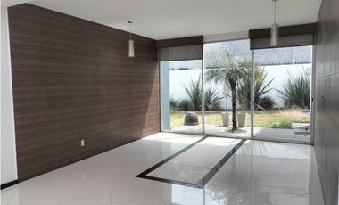 EXCLUSIVA RESIDENCIA EN PRADO LARGO, CON BUENOS ACABADOS