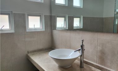 EXCLUSIVA RESIDENCIA EN PRADO LARGO, CON BUENOS ACABADOS