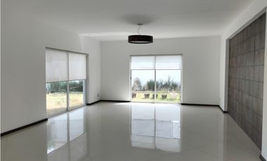 EXCLUSIVA RESIDENCIA EN PRADO LARGO, CON BUENOS ACABADOS