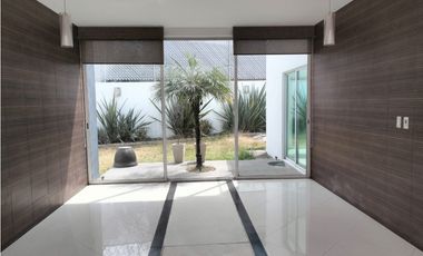 EXCLUSIVA RESIDENCIA EN PRADO LARGO, CON BUENOS ACABADOS