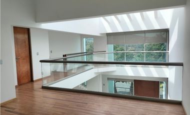 EXCLUSIVA RESIDENCIA EN PRADO LARGO, CON BUENOS ACABADOS