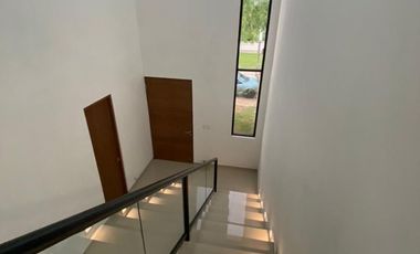 VENTA CASA MERIDA 4 REC EN PRIVADA CON AMENIDADES ZONA COUNTRY AIRE PURO