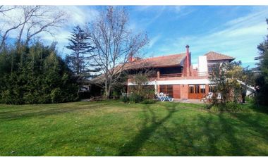 Chalet en Venta, 5 amb jardín, quincho y garaje, zona constitución.