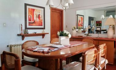 Chalet en Venta, 5 amb jardín, quincho y garaje, zona constitución.