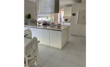 Residencia moderna en Los Troncos. Piscina. Jardin.