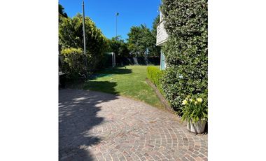 Residencia moderna en Los Troncos. Piscina. Jardin.