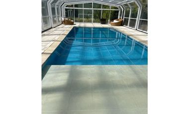 Residencia moderna en Los Troncos. Piscina. Jardin.