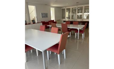 Residencia moderna en Los Troncos. Piscina. Jardin.