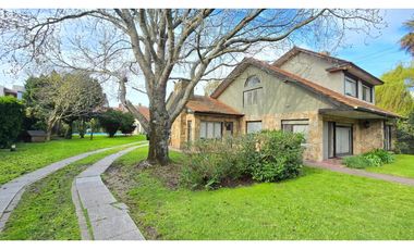 Chalet en venta en Los Troncos sobre 976 mts de lote