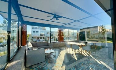 CASA EN COTO CON ALBERCA EN ADAMAR