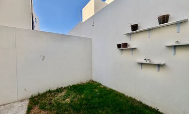 CASA EN COTO CON ALBERCA EN ADAMAR