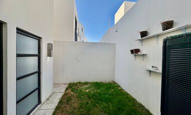 CASA EN COTO CON ALBERCA EN ADAMAR