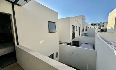 CASA EN COTO CON ALBERCA EN ADAMAR
