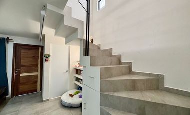 CASA EN COTO CON ALBERCA EN ADAMAR
