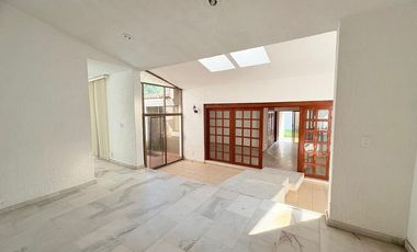 CASA MUY AMPLIA ENTRE PLAZA PATRIA Y LA SEATTLE