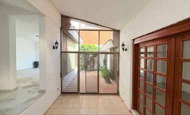 CASA MUY AMPLIA ENTRE PLAZA PATRIA Y LA SEATTLE