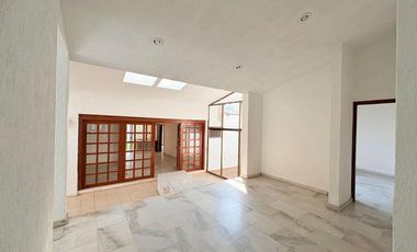 CASA MUY AMPLIA ENTRE PLAZA PATRIA Y LA SEATTLE