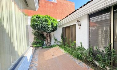 CASA MUY AMPLIA ENTRE PLAZA PATRIA Y LA SEATTLE
