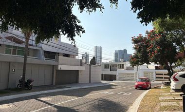 CASA MUY AMPLIA ENTRE PLAZA PATRIA Y LA SEATTLE