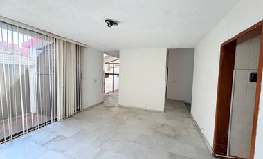 CASA MUY AMPLIA ENTRE PLAZA PATRIA Y LA SEATTLE