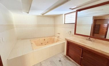 CASA MUY AMPLIA ENTRE PLAZA PATRIA Y LA SEATTLE