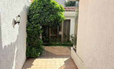 CASA MUY AMPLIA ENTRE PLAZA PATRIA Y LA SEATTLE