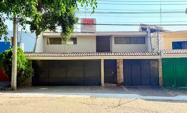 CASA MUY AMPLIA ENTRE PLAZA PATRIA Y LA SEATTLE
