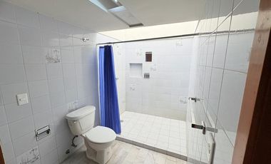 CASA MUY AMPLIA ENTRE PLAZA PATRIA Y LA SEATTLE