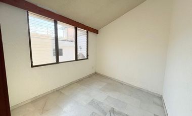 CASA MUY AMPLIA ENTRE PLAZA PATRIA Y LA SEATTLE