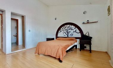 CASA MUY AMPLIA EN EL CERRO DEL TESORO