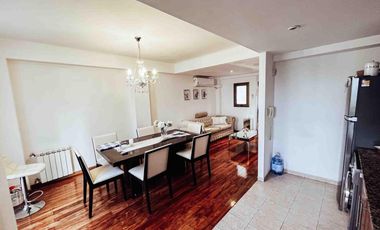 Departamento en venta - 2 Dormitorios 1 Baño - Cochera - 76Mts2 - La Plata